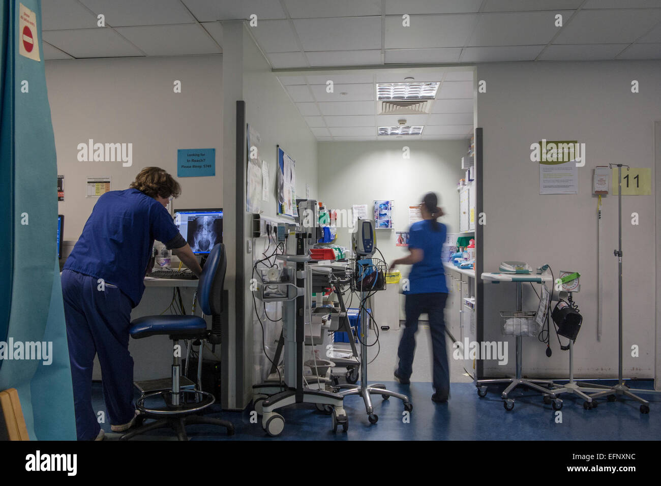 Un affollato ospedale con i medici, gli infermieri e il personale occupato a lavorare in un incidente e di pronto soccorso di un ospedale britannico Foto Stock