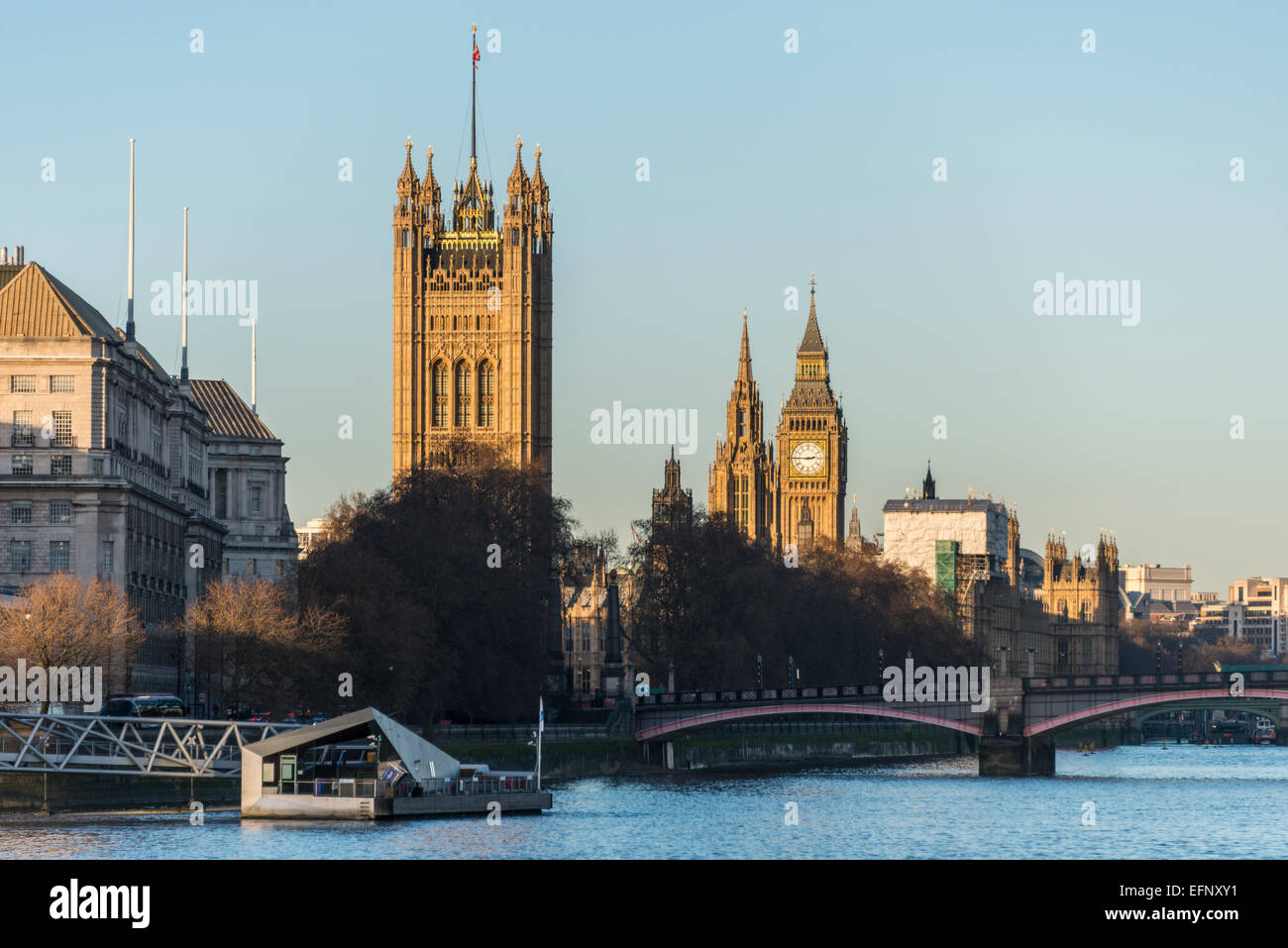 Viste sul Fiume Tamigi per le Case del Parlamento tra cui il Victoria Tower, il più alto nel Palazzo di Westminster Foto Stock