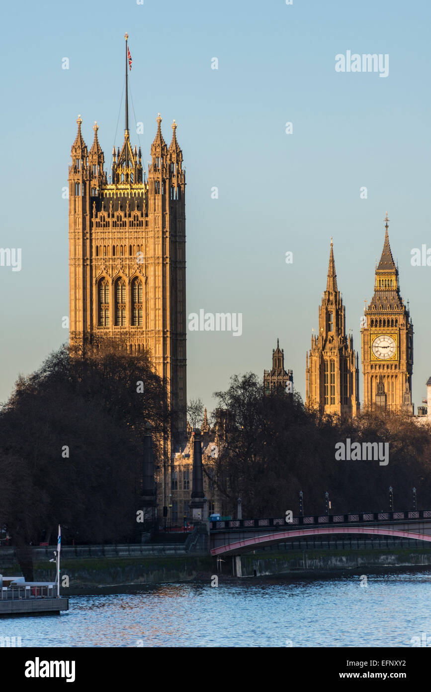 Viste sul Fiume Tamigi per le Case del Parlamento tra cui il Victoria Tower, il più alto nel Palazzo di Westminster Foto Stock