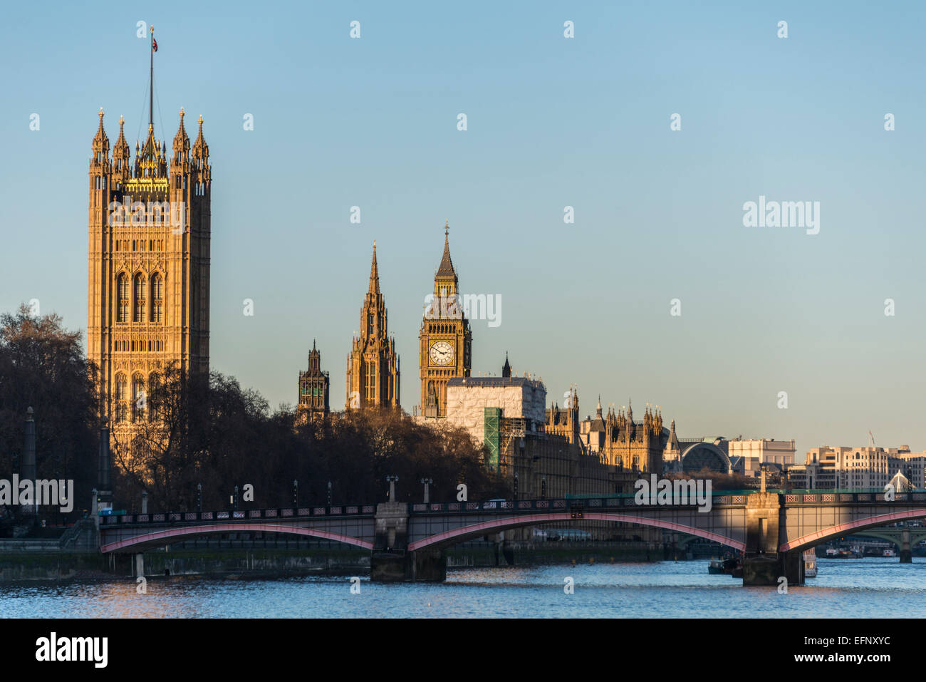 Viste sul Fiume Tamigi per le Case del Parlamento tra cui il Victoria Tower, il più alto nel Palazzo di Westminster Foto Stock