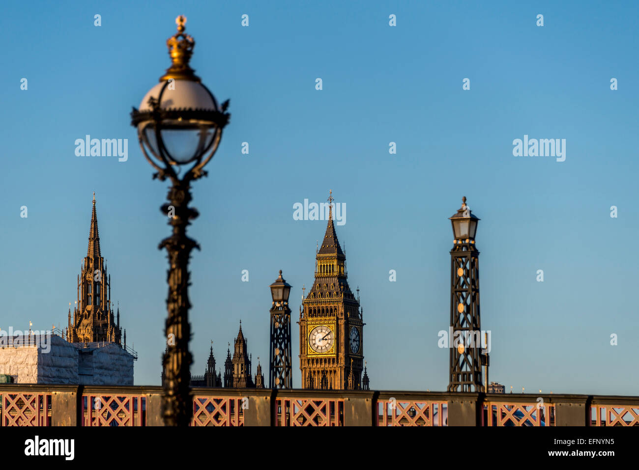 L'orologio del Big Ben (Elizabeth Torre) visualizzati tra i lampioni di Lambeth Bridge, Londra Foto Stock