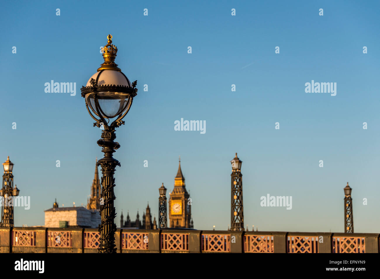 L'orologio del Big Ben (Elizabeth Torre) visualizzati tra i lampioni di Lambeth Bridge, Londra Foto Stock