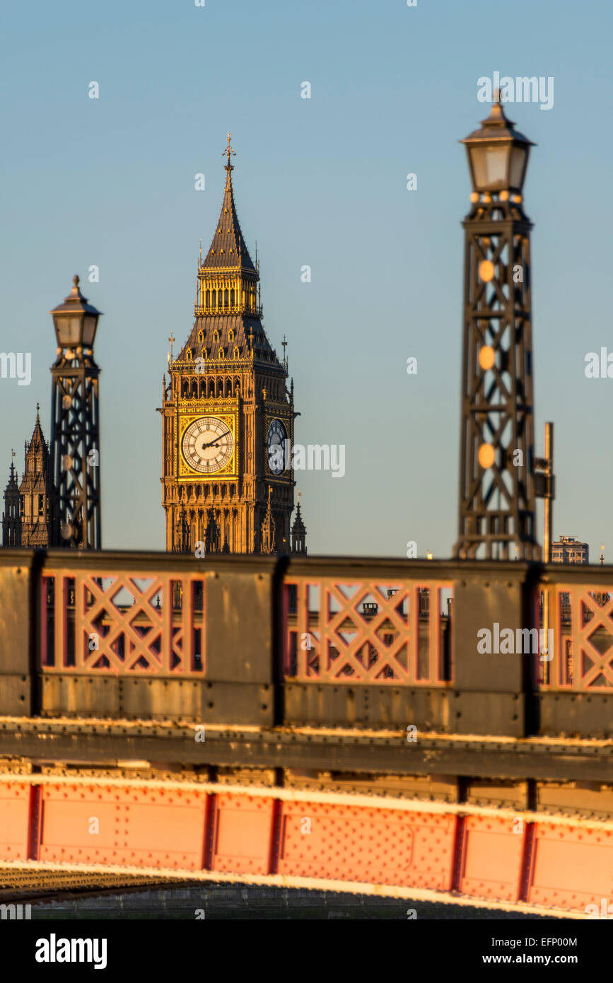 L'orologio del Big Ben (Elizabeth Torre) visualizzati tra i lampioni di Lambeth Bridge, Londra Foto Stock