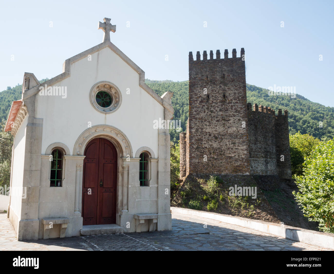 Il castello di Lousã e piccola cappella Foto Stock