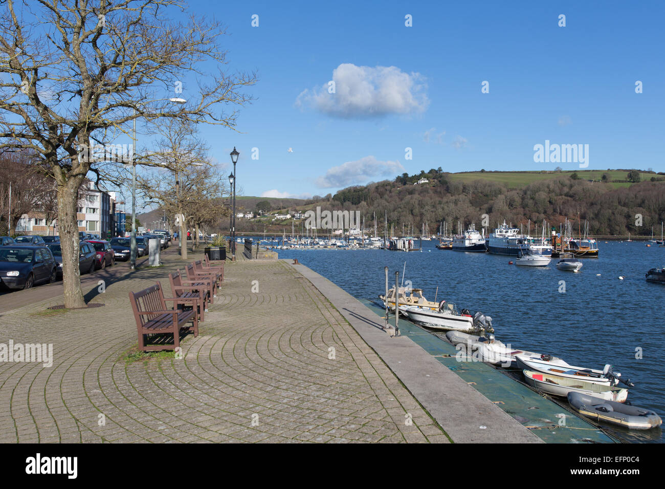 Città di Dartmouth, Inghilterra. Dartmouth sul lungomare a sud di Embankment, con il fiume Dart e in background. Foto Stock