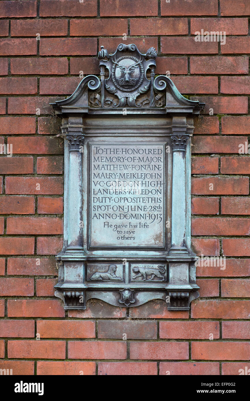 Memoriale al fine grandi Mathew Fontaine sul cavallo la caserma delle guardie London Inghilterra England Foto Stock