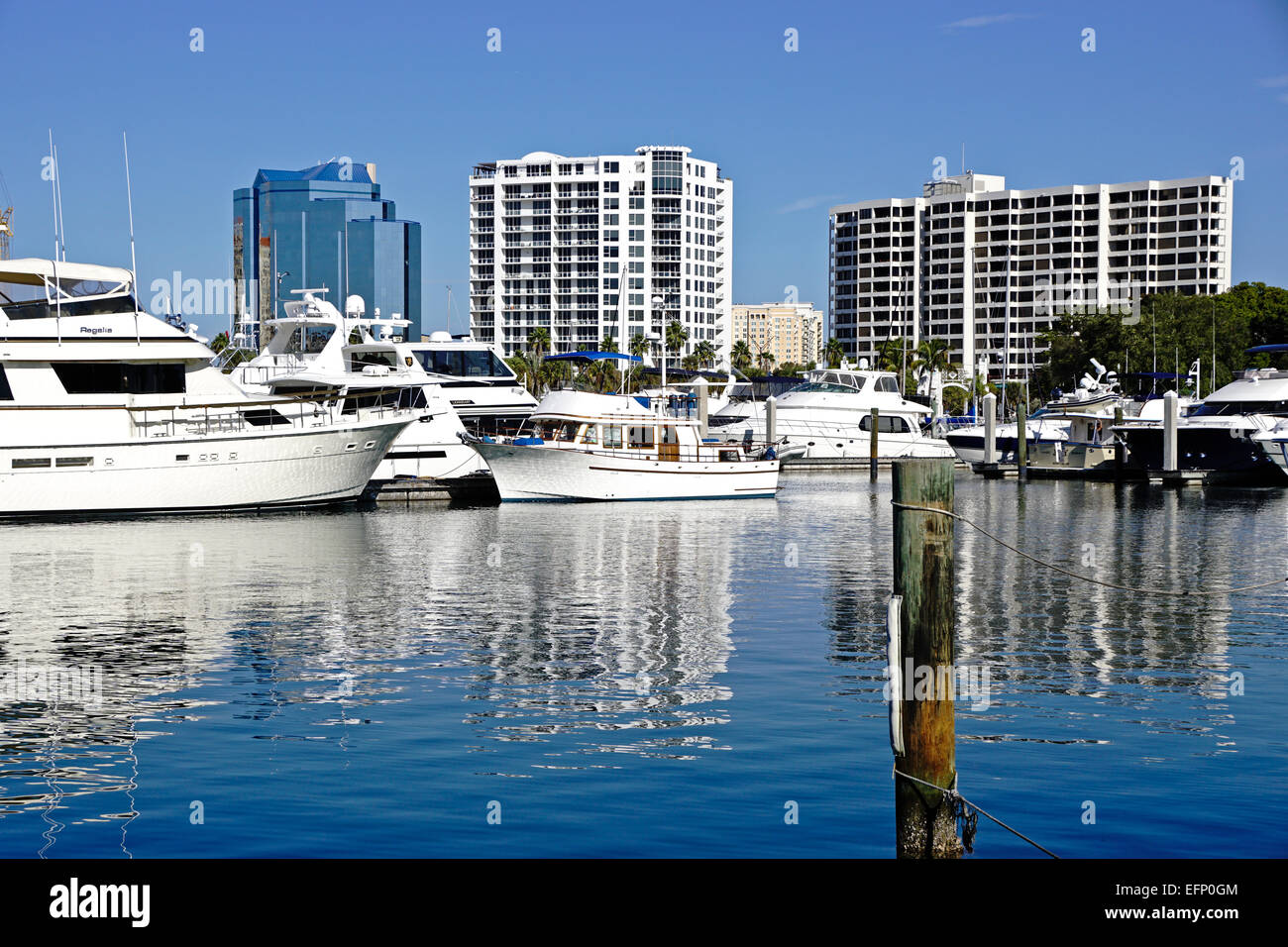 Yacht in Marina e dello skyline della città da bayfront Island Park di Sarasota in Florida. Foto Stock