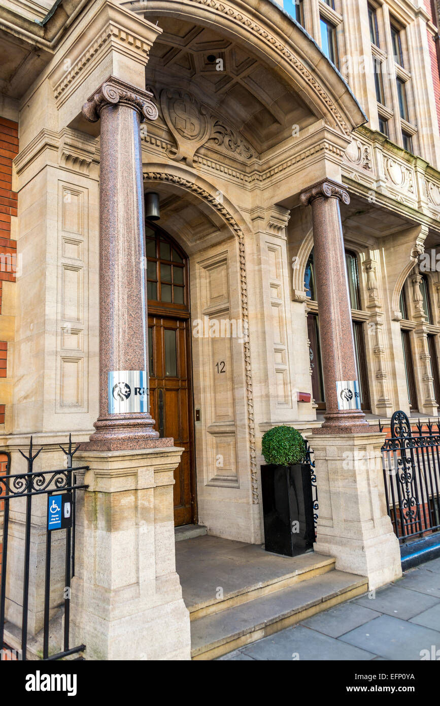 L ingresso del Royal Institute of Chartered Surveyors (RICS) su Great George Street, di Piazza del Parlamento, Londra Foto Stock