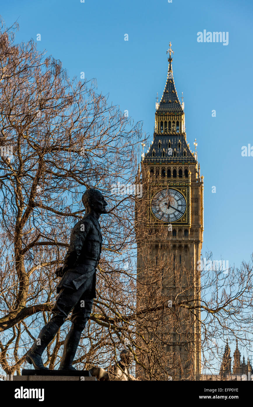Una statua di Jan granello di fuliggine Primo Ministro del Sud Africa sulla piazza del Parlamento si inclina verso il Big Ben Clock Tower, London Foto Stock