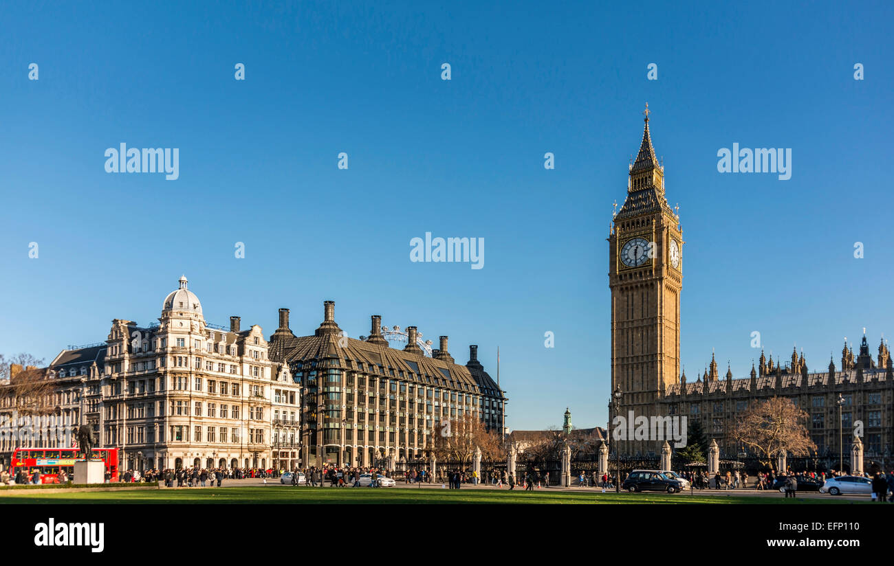 Una vista sulla piazza del Parlamento tenendo nel Palazzo di Westminster, il Big Ben e Portcullis House, Londra, Inghilterra Foto Stock