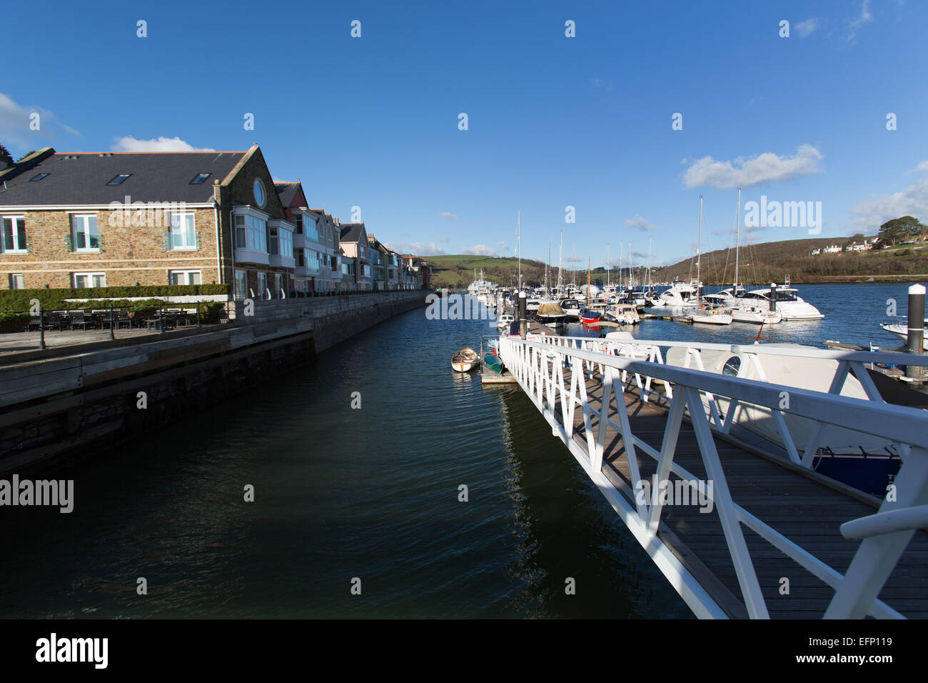 Città di Dartmouth, Inghilterra. Una vista pittoresca del Dartmouth Dart Marina e Porto sul fiume Dart. Foto Stock