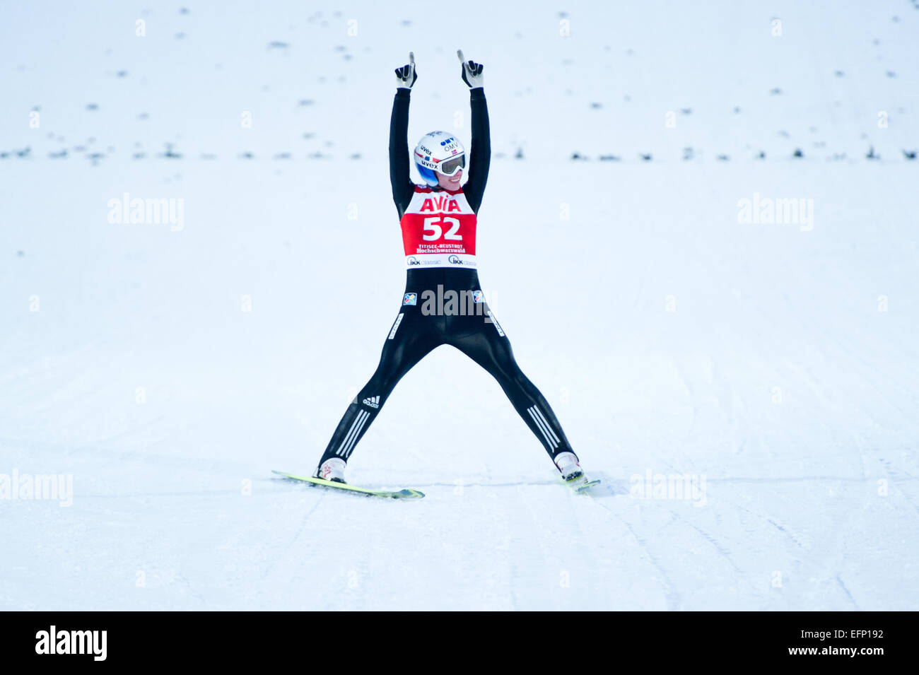 Titisee, Germania. 8 febbraio, 2015. Rune Velta (NOR) solleva bracci dopo il suo salto presso la collina di grande competizione individuale al giorno due del FIS Ski Jumping World Cup in data 8 febbraio 2015 in Titisee, Germania. Credito: Miroslav Dakov/Alamy Live News Foto Stock