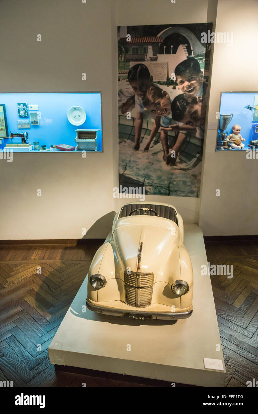 Giocattolo auto pedale, mostre nel Museo Evita, Buenos Aires, Argentina, alloggiato in un edificio acquistato dall'Maria Eva Duarte de Peron aiuti sociali Foundation Foto Stock