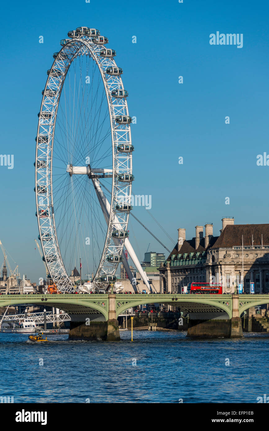La Coca-Cola London Eye è un punto di riferimento di attrazione turistica sulle rive del fiume Tamigi a Londra Foto Stock