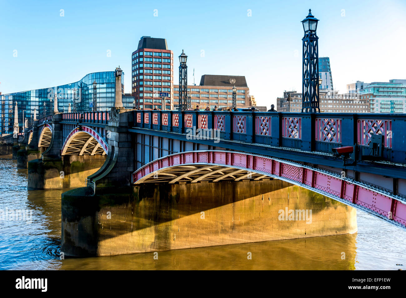 Lambeth Bridge è un traffico su strada e il ponte pedonale che attraversa il fiume Tamigi in direzione est-ovest in centro a Londra Foto Stock