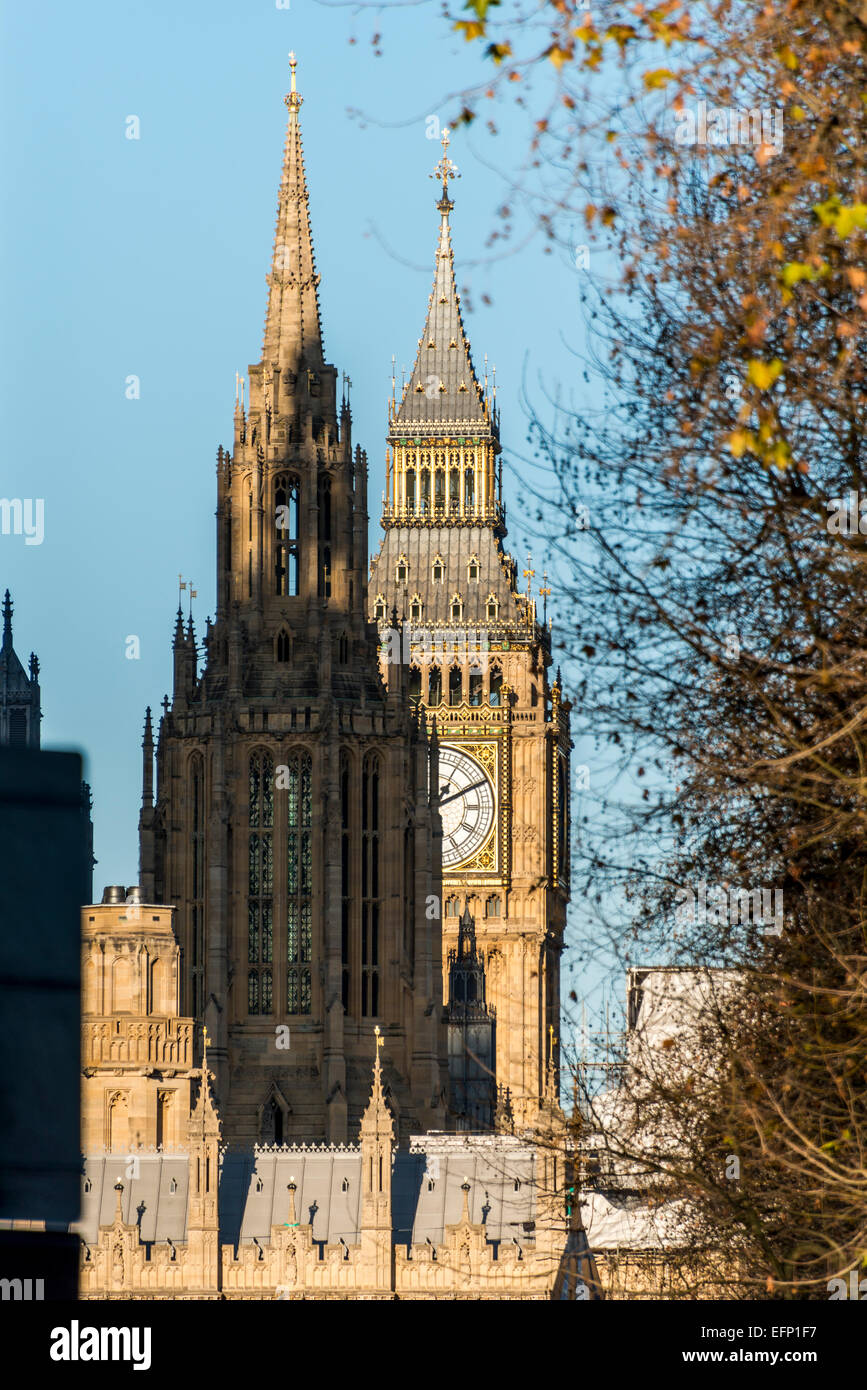 La ottagonale torre centrale e la torre di Elizabeth, noto anche come il Big Ben, sono due torri del Palazzo del Parlamento, Londra Foto Stock