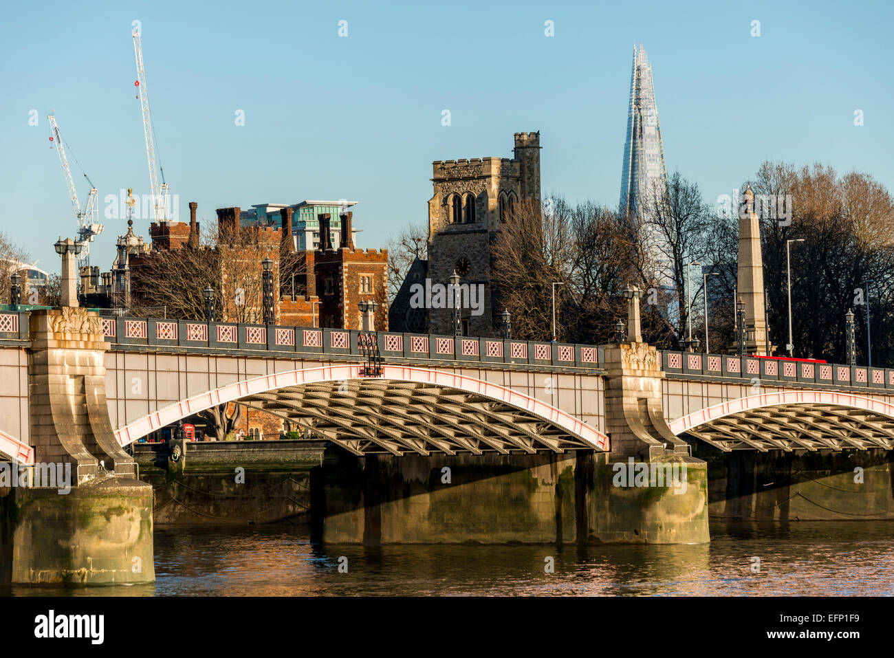 Guardando attraverso Lambeth Bridge al Lambeth Palace a Londra Foto Stock
