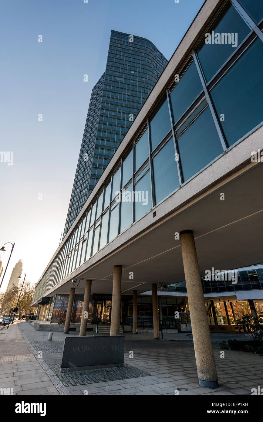 Millbank Tower è un punto di riferimento grattacielo a Westminster sulle rive del fiume Tamigi con forti legami politici. Foto Stock