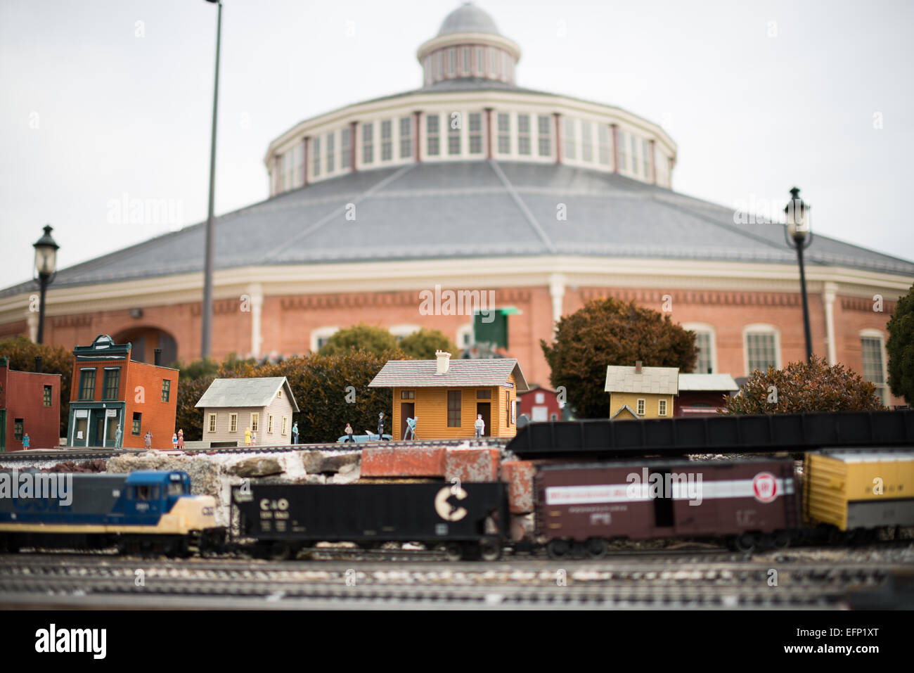 B and o Railroad Museum Model Railway Baltimore // BALTIMORE, Maryland — un tracciato ferroviario in scala esterna si trova all'esterno del caratteristico edificio storico roundhouse del B&o Railroad Museum di Baltimora. Il B&o Railroad Museum nel quartiere Mount Clare di Baltimora, Maryland, ha la più grande collezione di locomotive del XIX secolo negli Stati Uniti. Foto Stock