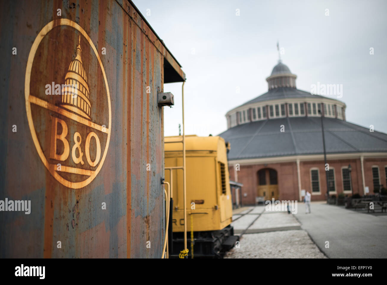 B&o Railroad Museum Railway Car Baltimore Maryland // BALTIMORE, Maryland — un vecchio vagone ferroviario B&o si trova fuori dalla storica roundhouse del B&o Railroad Museum. Il B&o Railroad Museum di Mount Clare a Baltimora, Maryland, ha la più grande collezione di locomotive del XIX secolo negli Stati Uniti. Foto Stock