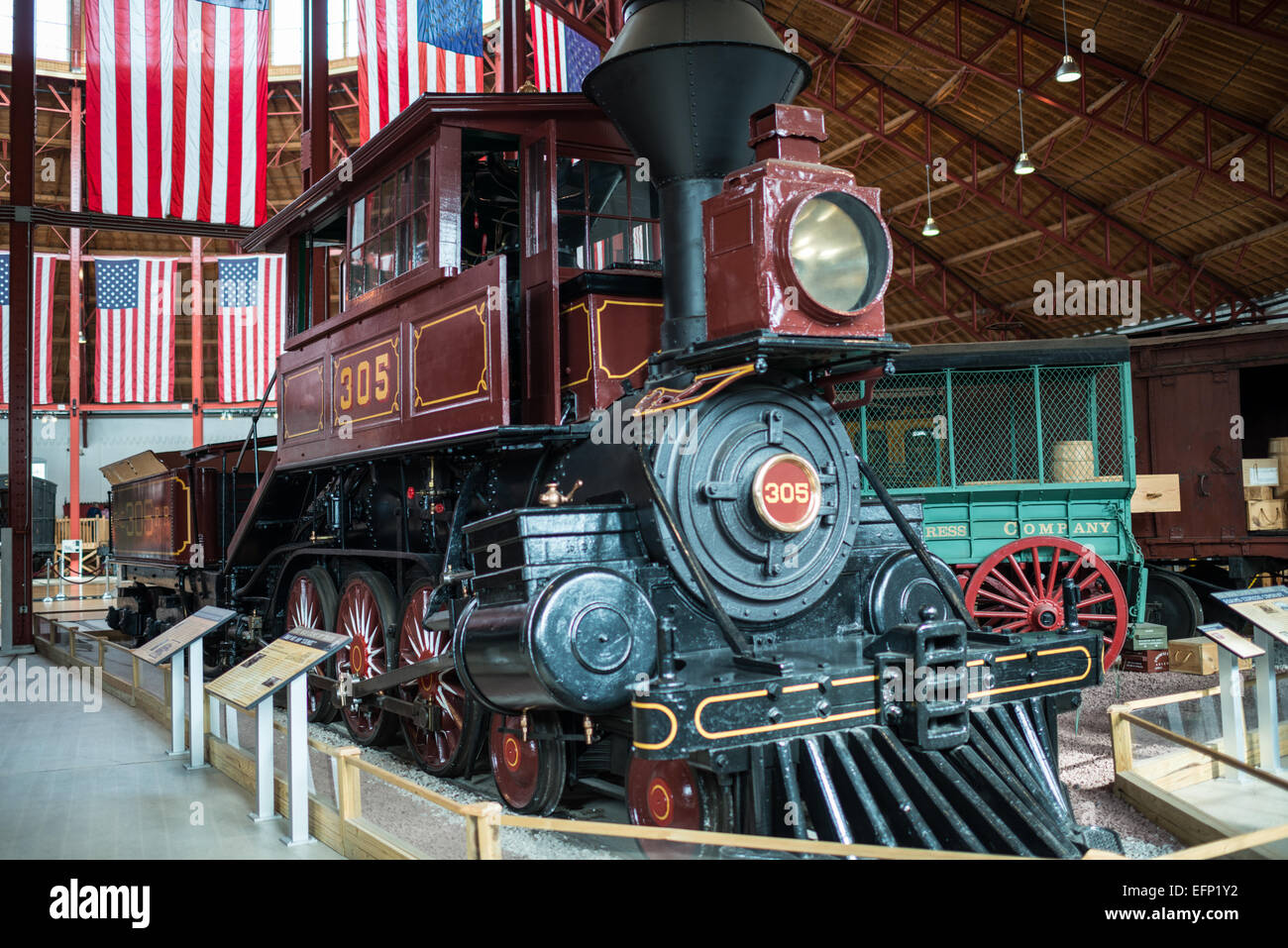 B&o Railroad Museum Locomotive No 305 Baltimore // BALTIMORE, Maryland — B&o No. 305 "Camel", un 4-6-0 Davis "Camel", locomative di classificazione costruito nel 1869 in mostra presso il B&o Railroad Museum. Il B&o Railroad Museum di Mount Clare a Baltimora, Maryland, ha la più grande collezione di locomotive del XIX secolo negli Stati Uniti. Foto Stock