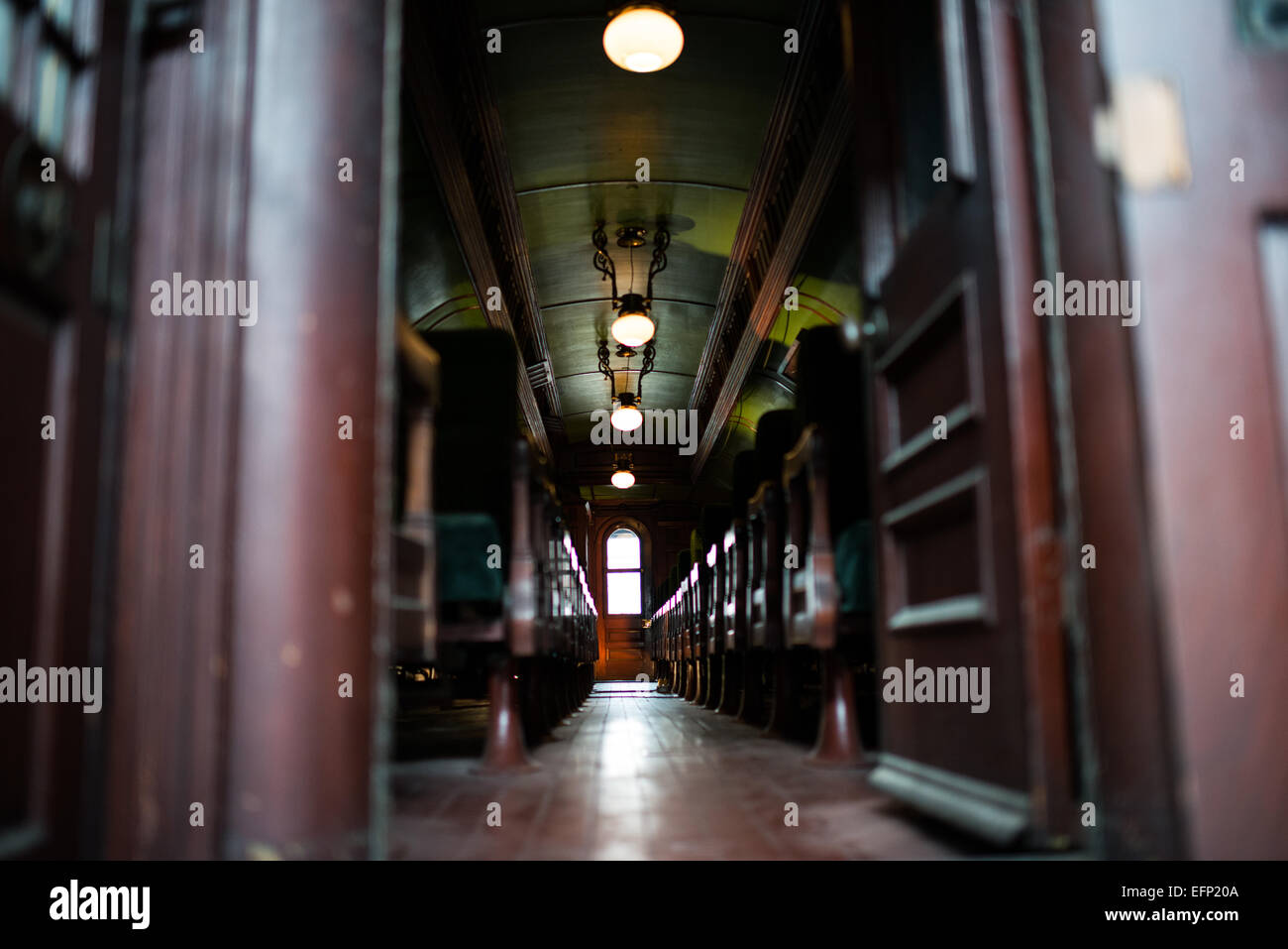 B&o Railroad Museum Passenger Train Interior Baltimore // BALTIMORE, Maryland - l'interno di un treno passeggeri presso il B&o Railroad Museum. Il B&o Railroad Museum di Mount Clare a Baltimora, Maryland, ha la più grande collezione di locomotive del XIX secolo negli Stati Uniti. Foto Stock