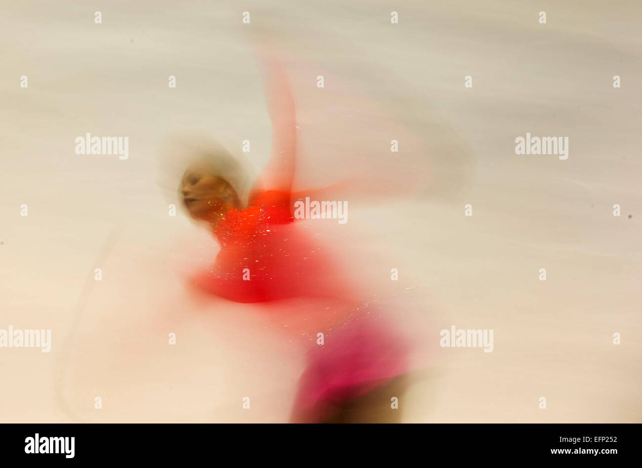 Granada, Spagna. 8 febbraio, 2015. Beata Papp della Finlandia si misurano con le signore del pattinaggio di figura il pattinaggio gratuito evento al mondo xxvii Universiade Invernale a Granada, in Spagna, 8 febbraio 2015. © Maohua Fei/Xinhua/Alamy Live News Foto Stock