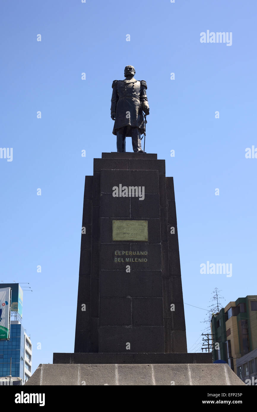 Statua della peruviana naval officer Miguel Maria Grau Seminario in Arequipa, Perù Foto Stock