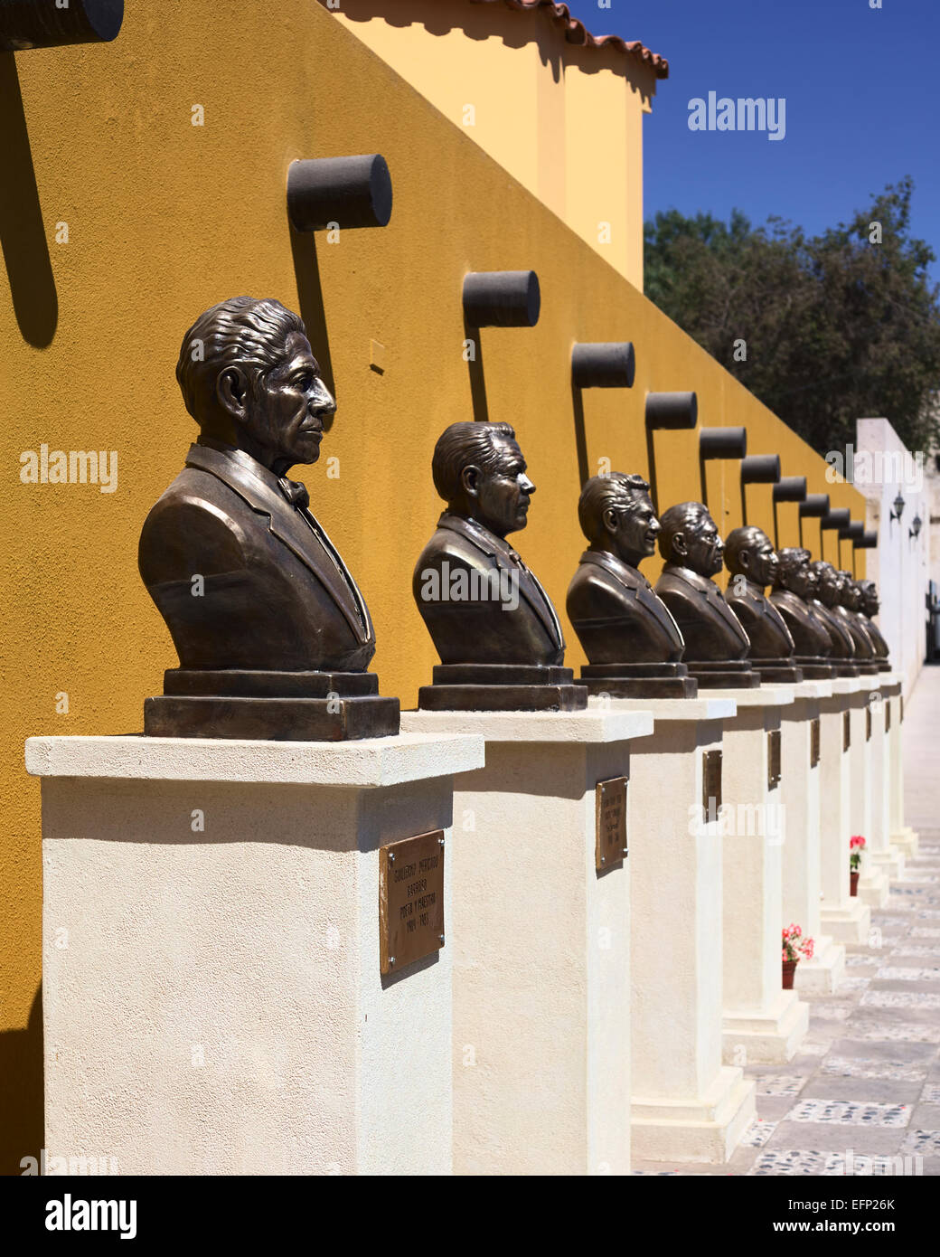 I busti di illustri personaggi del quartiere di Yanahuara in Arequipa, Perù Foto Stock