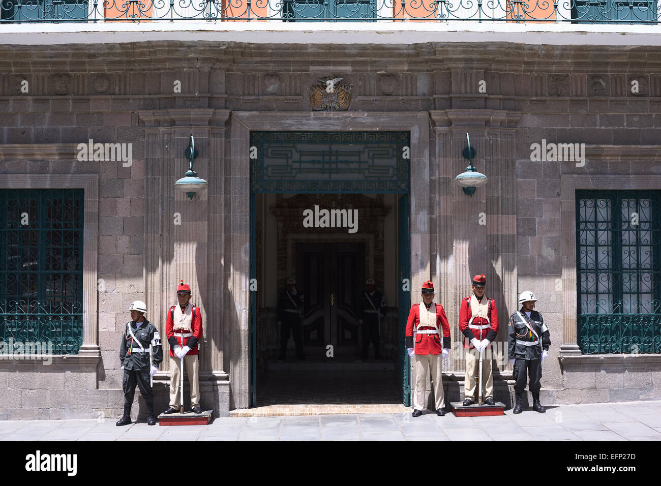 Le protezioni in piedi all'ingresso del palazzo di governo o il Palazzo Presidenziale di La Paz in Bolivia Foto Stock