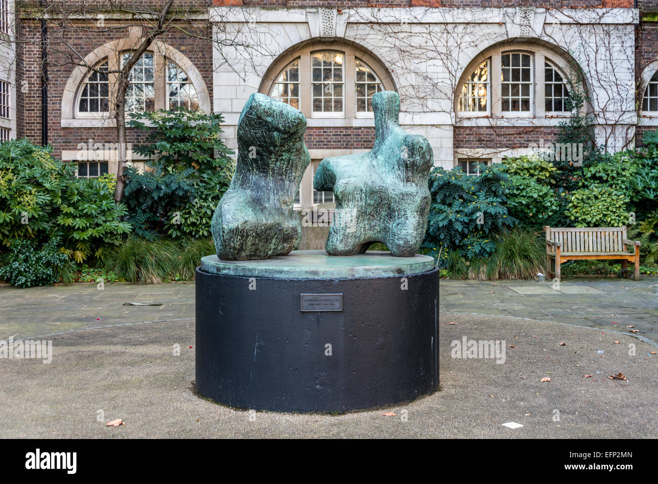 Due pezzo figura distesa n. 1 di Henry Moore all'Università delle Arti di Londra, Chelsea Foto Stock