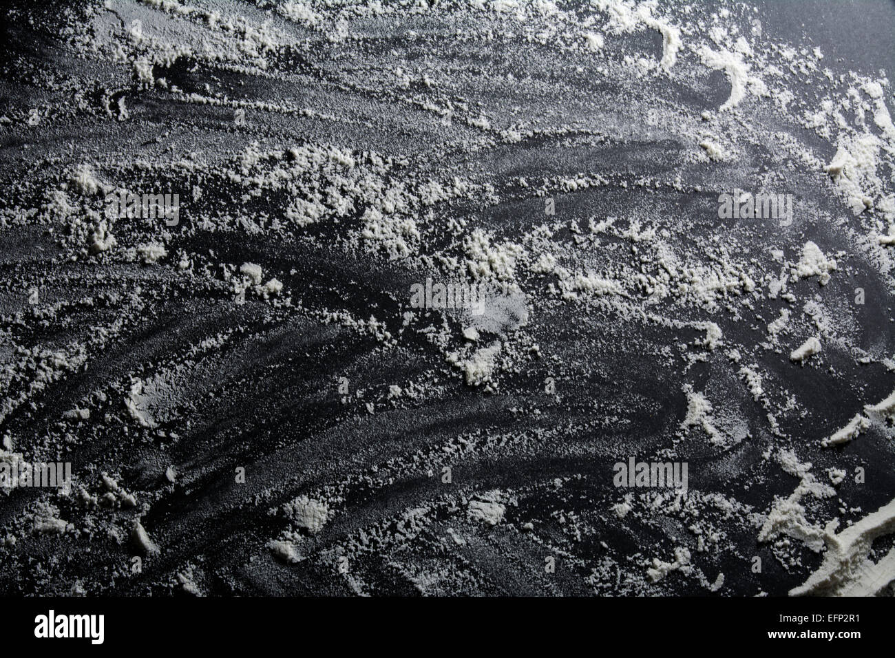 Farina bianca spolverato, sfondo nero Foto Stock