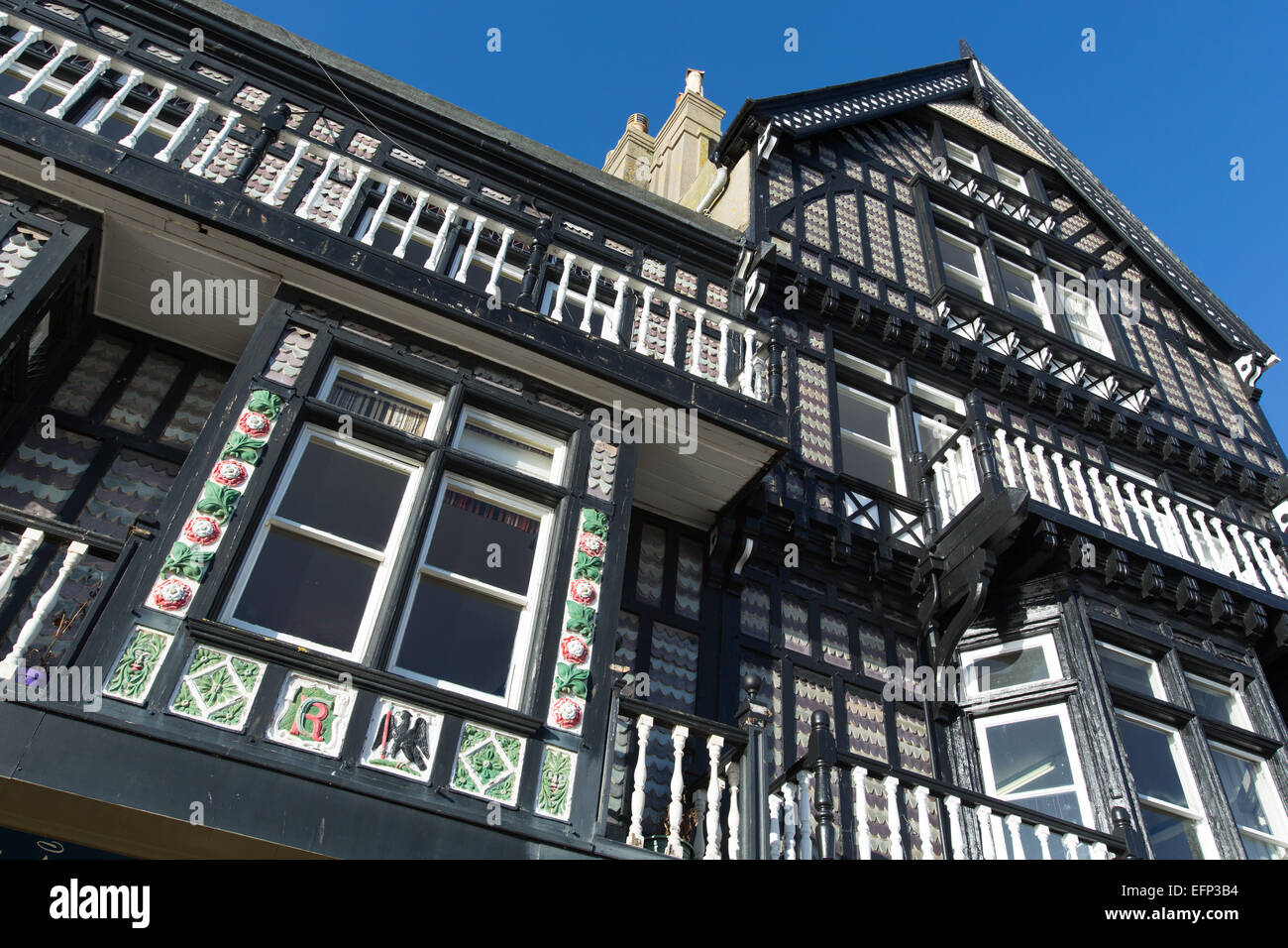 Città di Dartmouth, Inghilterra. Il ornamentali edificio Elizabethan al numero 1 e 2 Sud argine. Foto Stock