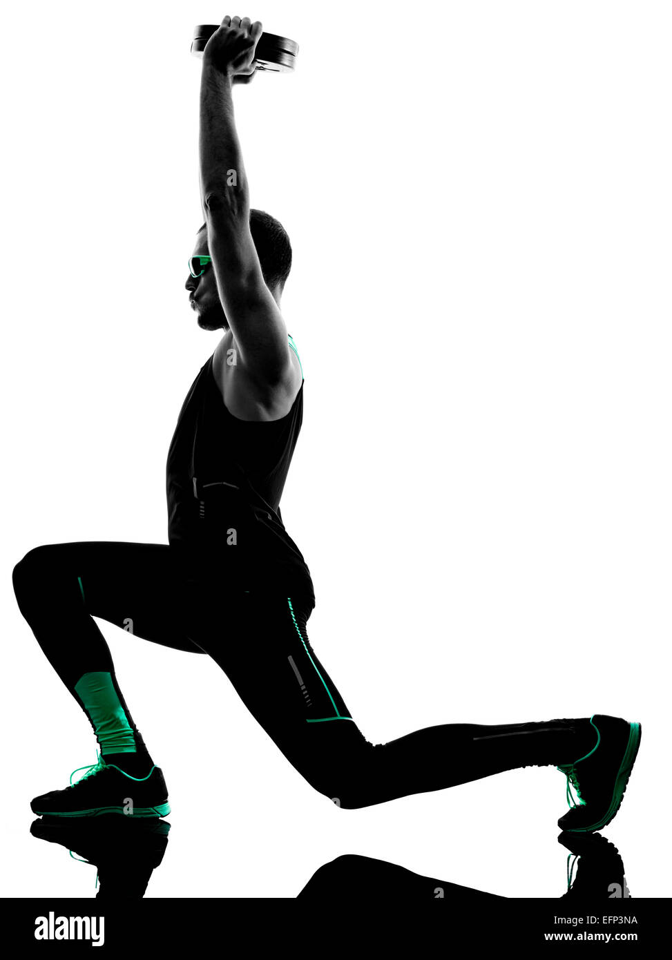 Un uomo che esercitano il peso del disco crossfit fitness in silhouette isolati su sfondo bianco Foto Stock