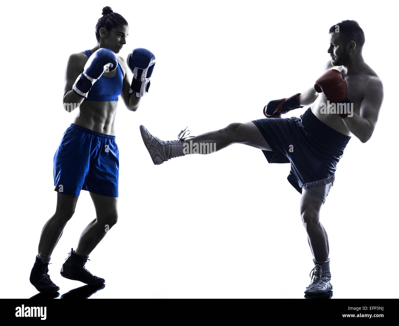 Una donna boxer boxing un uomo kickboxing in silhouette isolati su sfondo bianco Foto Stock