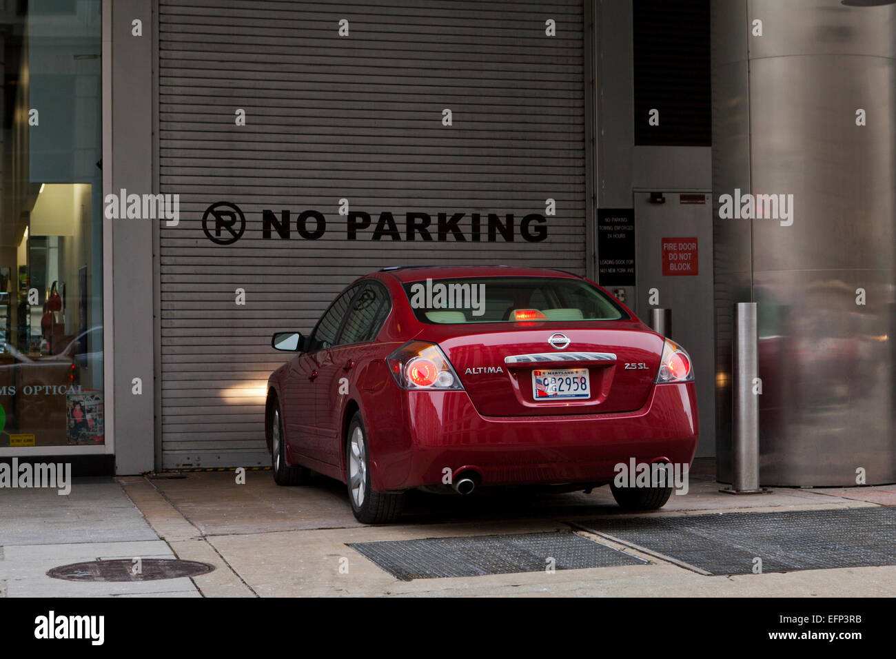 Auto parcheggiate in nessun simbolo di parcheggio - USA Foto Stock