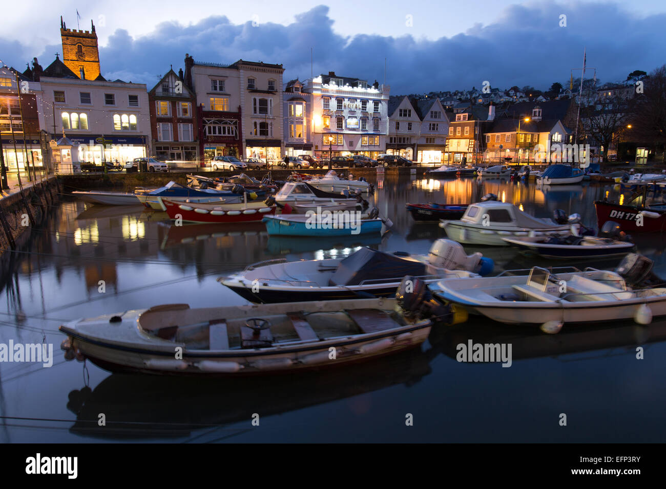 Città di Dartmouth, Inghilterra. Pittoresca vista serale della pesca e le imbarcazioni da diporto ormeggiate presso Il Grade ii Listed barca galleggiante. Foto Stock