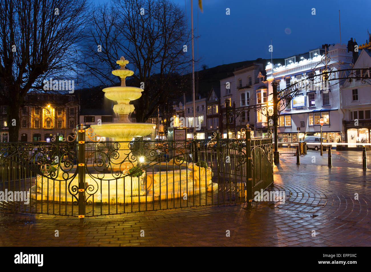 Città di Dartmouth, Inghilterra. Vista serale del Vittoriano fontana del Giubileo situato in Dartmouth Royal Avenue Gardens. Foto Stock