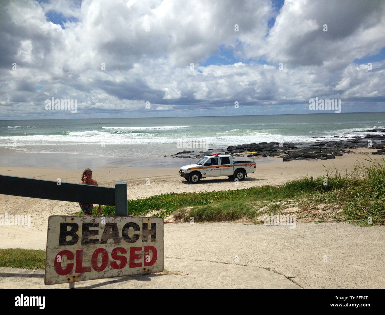 Shelly Beach, Ballina, NSW, Australia. Il 9 febbraio, 2015. Un uomo è morto in seguito a un attacco di squalo a Shelly Beach, Ballina, NSW. È riportato il 'grande' shark aggredito da dietro e mordere sia le mans gambe. L attentato avvenuto a circa 945am ora locale. Ballina è situato a 30km a sud di Byron Bay, all'estremo nord della costa del NSW. Le spiagge della zona sono state chiuse. Credito: Ben Wyeth/Alamy Live News Foto Stock