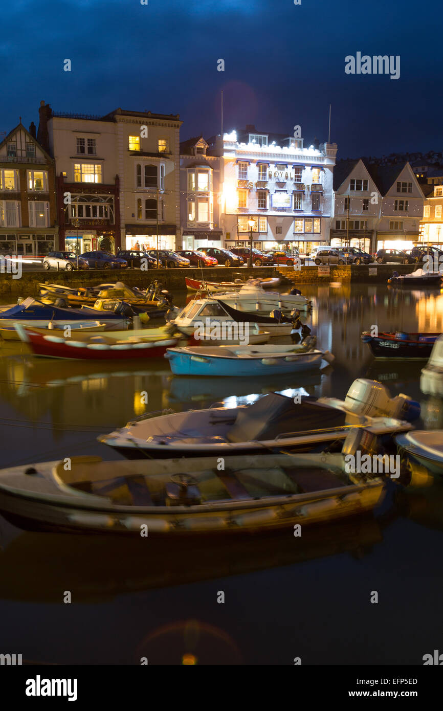 Città di Dartmouth, Inghilterra. Pittoresca vista serale della pesca e le imbarcazioni da diporto ormeggiate presso Il Grade ii Listed barca galleggiante. Foto Stock