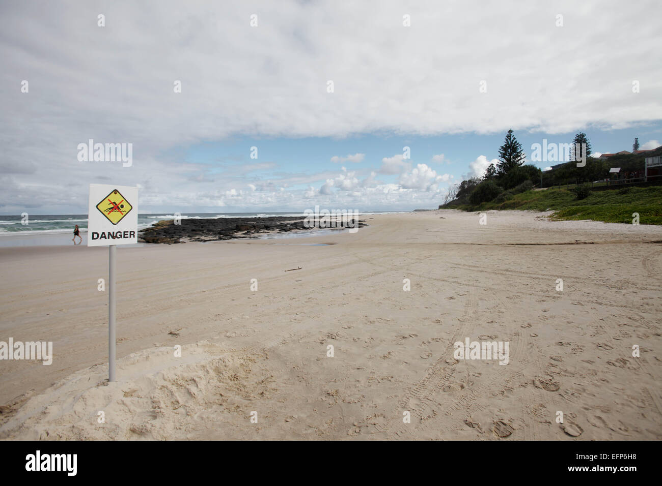 Shelly Beach, Ballina, NSW, Australia. Il 9 febbraio, 2015. Tadashi Nakahara, 41 è deceduto a seguito di un attacco di squalo a Shelly Beach, Ballina, NSW. È riportato il 'grande' shark aggredito da dietro e mordere sia le mans gambe. L attentato avvenuto a circa 945am ora locale. Ballina è situato a 30km a sud di Byron Bay, all'estremo nord della costa del NSW. Le spiagge della zona sono state chiuse. Credito: Ben Wyeth/Alamy Live News Foto Stock