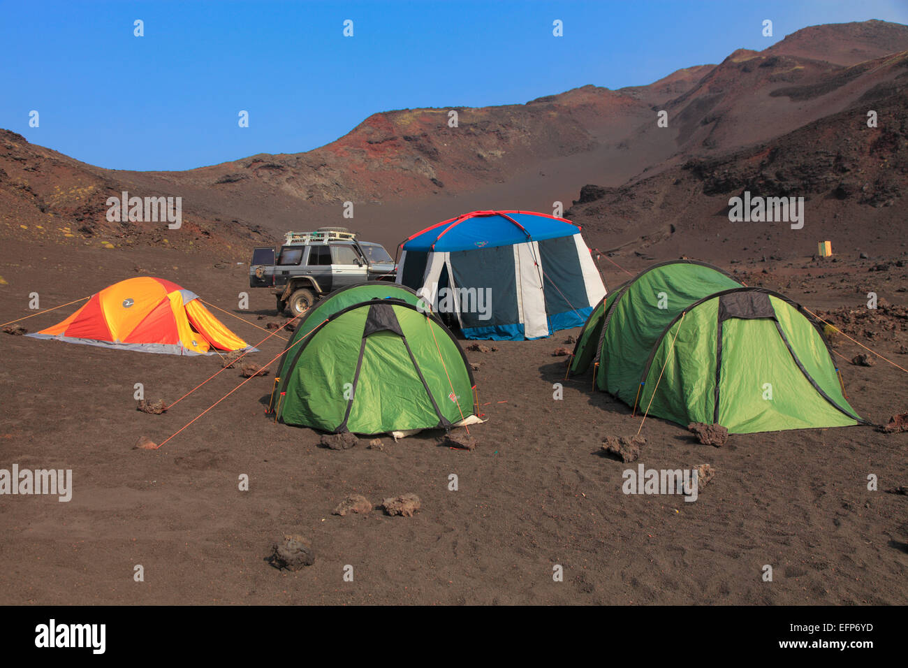 Campeggio turistico vicino vulcano Tolbachik, penisola di Kamchatka, Russia Foto Stock