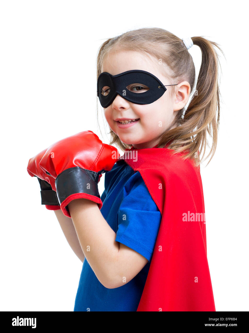 Il supereroe bambino indossa guantoni da pugilato Foto Stock