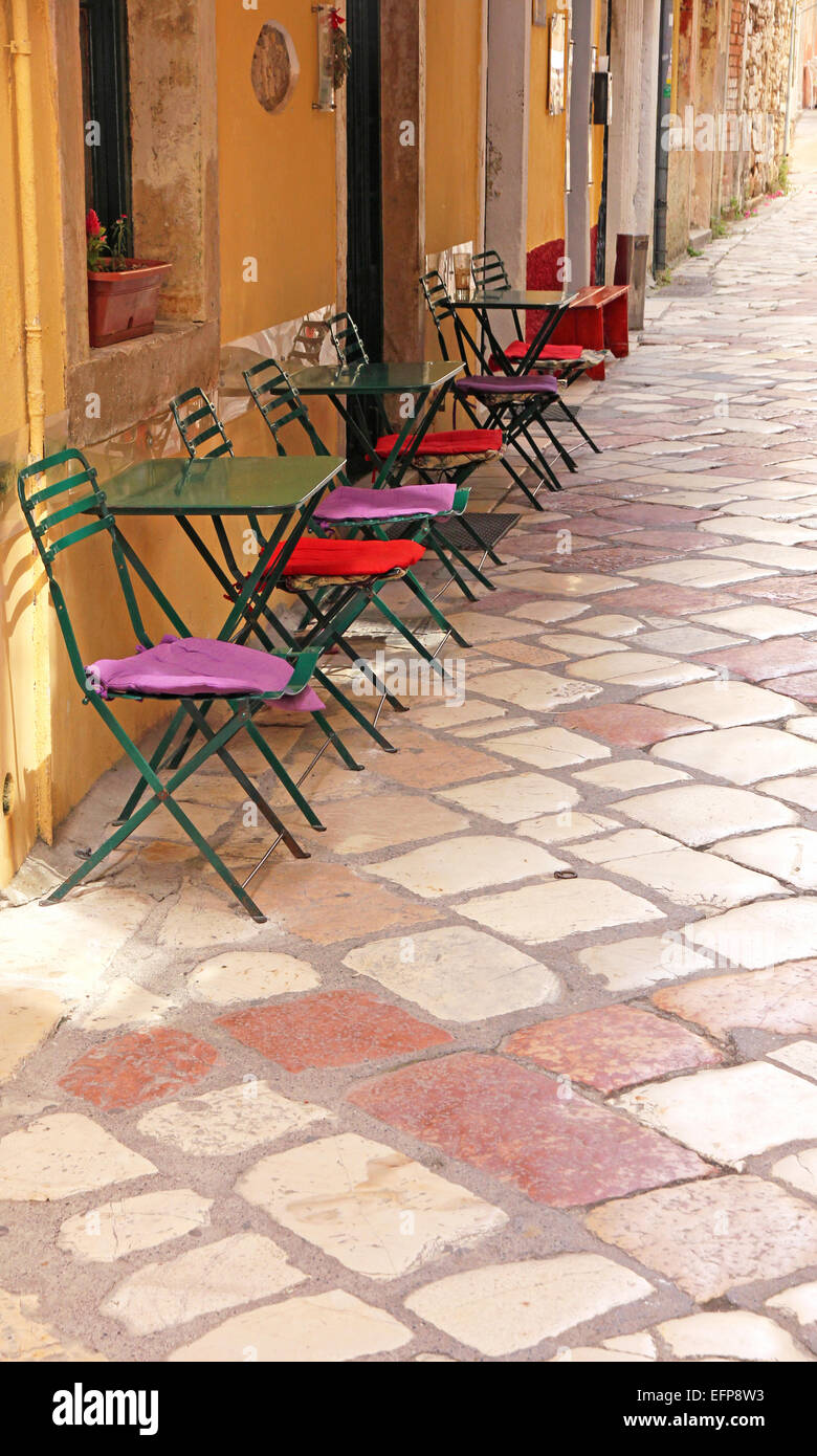 La Grecia. Corfù (Corfu) isola. La città di Corfù. Una caffetteria aperta Foto Stock