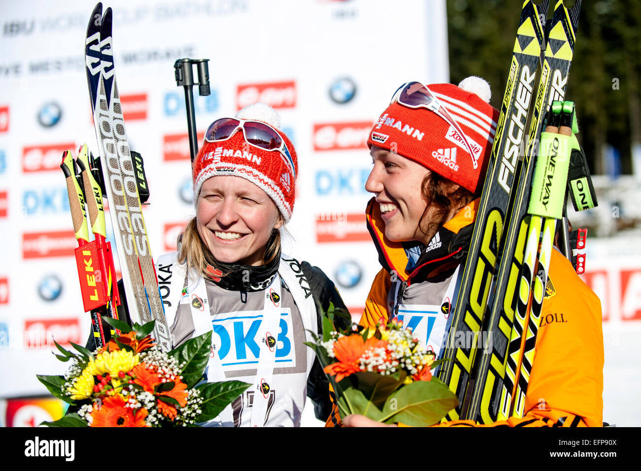 Franziska Hildebrand, sinistra e Laura Dahlmeier, destra sia dalla Germania, celebrare alla fine di 7, 5 km gara sprint di Coppa del Mondo di Biathlon Event in Nove Mesto na Morave, Repubblica Ceca, sabato, 7 febbraio 2015. (CTK foto/David Tanecek) Foto Stock