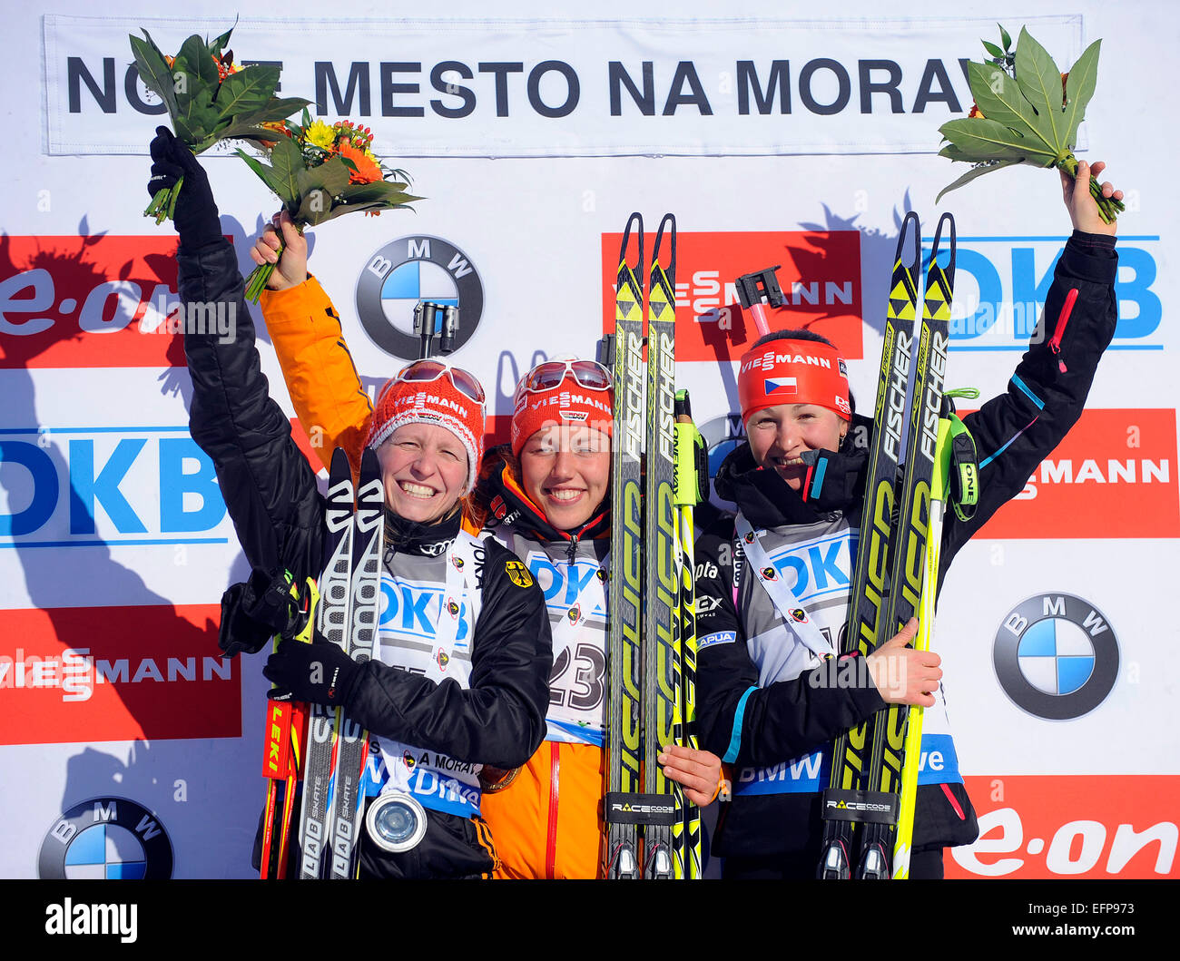 Franziska Hildebrand dalla Germania, il suo connazionale Laura Dahlmeier e Veronika Vitkova dalla Repubblica ceca, da sinistra a destra, festeggiare sul podio dopo le donne di 7, 5 km gara sprint di Coppa del Mondo di Biathlon Event in Nove Mesto na Morave, Repubblica Ceca, Sabato, Febbraio 7, 2015. (CTK foto/Lubos Pavlicek) Foto Stock