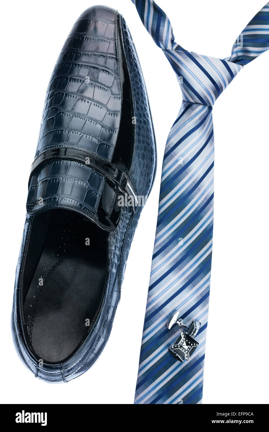 Scarpe da uomo, tie, gemelli, stile classico, isolato su sfondo bianco Foto Stock