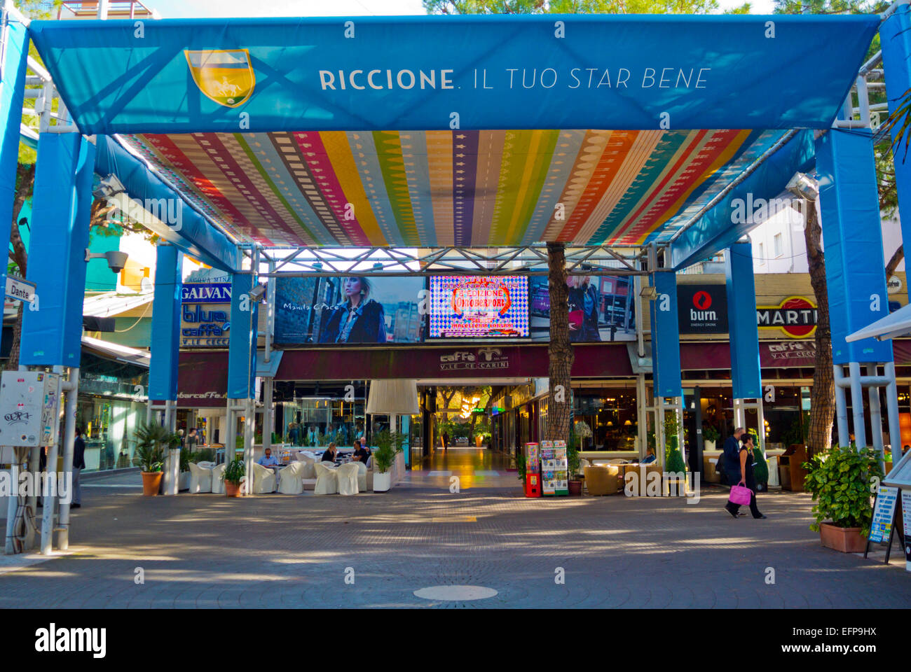 Centro per lo shopping in Viale Ceccarini strada pedonale dello shopping,  Riccione, resort vicino a Rimini, Emilia Romagna, Italia centrale Foto  stock - Alamy