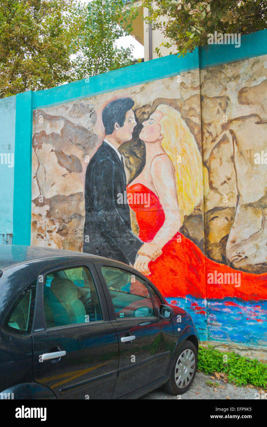 La Dolce Vita di Fellini e ispirato i graffiti, Borgo San Giuliano  district, Rimini, Italia Foto stock - Alamy