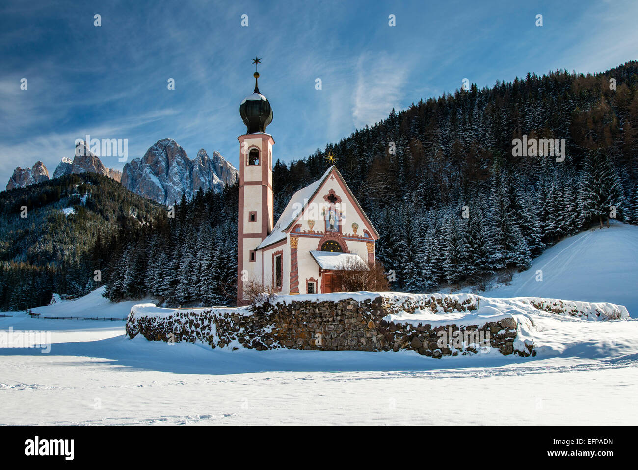 Scenic vista invernale di San Giovanni in Ranui chiesa, Villnoss Val di Funes, Alto Adige, Italia Foto Stock